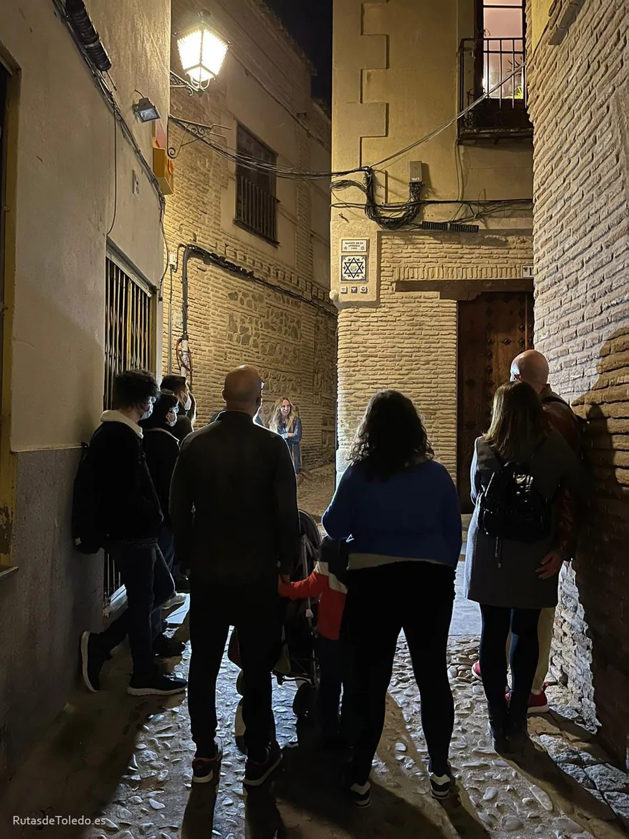Grupo durante el recorrido exterior de Toledo Subterráneo