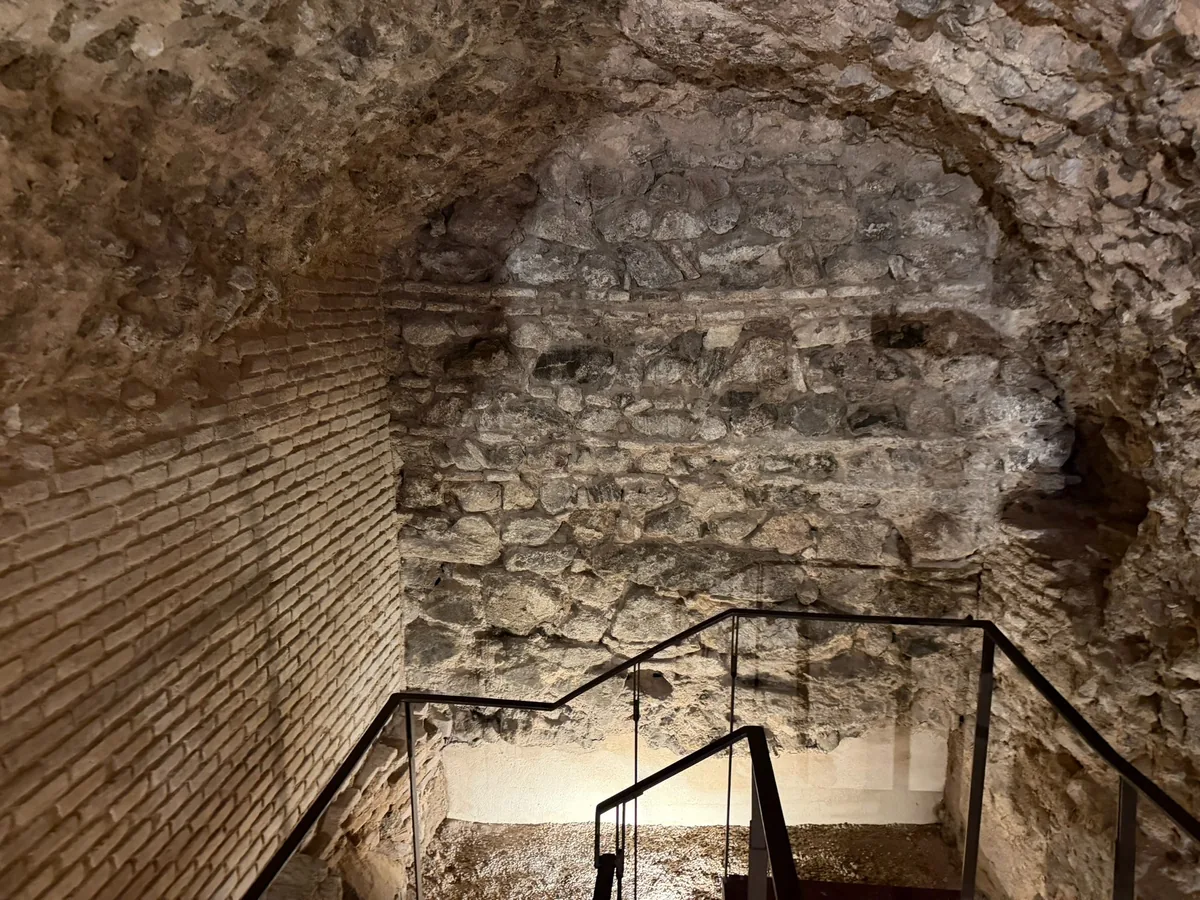 Interior de las termas romanas visitadas en Toledo Subterráneo